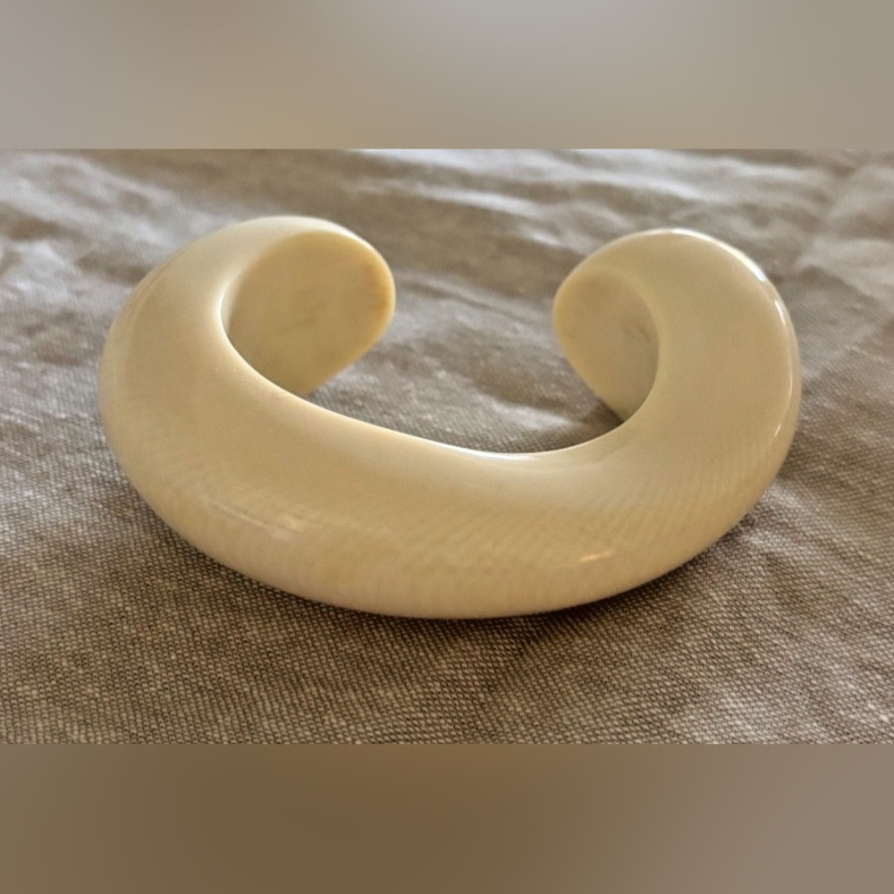 vintage handcarved PATRICIA VON MUSULIN statement chunky cuff bracelet signed